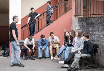 Collège St Paul sur Isère, Mickaël Gay, éducateur, référent des sentinelles avec des élèves dans la cour 