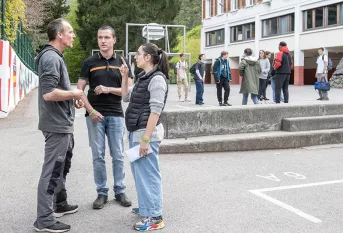 Collège St Paul sur Isère, Mickaël Gay, éducateur, référent des sentinelles avec Maria Grosso animatrice pastorale et Quentin Anceau éducateur et responsable Jeunes Sapeurs-Pompiers