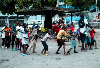  Oeuvre OSEPER - enfants jouant 