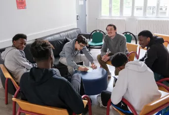 Consultation du défenseur des droits avec des jeunes de la MECS Sainte-Thérèse et Evan Ouinez