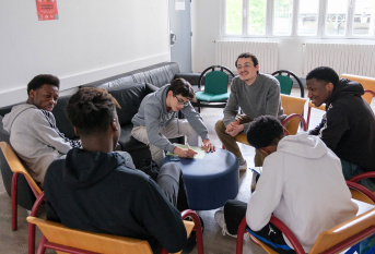 Consultation du défenseur des droits avec des jeunes de la MECS Sainte-Thérèse et Evan Ouinez