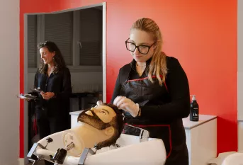 Chloé  en 2ème année de CAP Coiffure au LP Saint-Joseph accompagnée de son enseignante Mme Fouert-Pouret Nathalie 