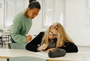 Chloé  en 2ème année de CAP Coiffure avec Anne Darras, professeur d'anglais et de lettres