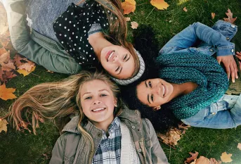 Jeunes filles allongées sur l'herbe