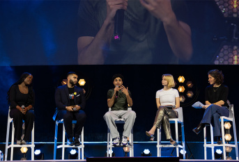 Stand up 2025 - Table ronde, de gauche à droite : Christiane Fagbemi (Cité des chances), Slavi (L'école pour tous), Féris Barkat (Banlieues Climat), Olivia Dessaigne (Eloquentia) et Charlotte Bissérié