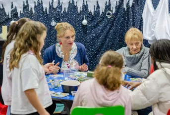 Atelier mosaïque de Noël avec Bérengère Mazerbourg, animatrice pastorale et une bénévole