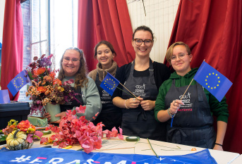 Jeunes filles en formation de  Fleuristerie tenant des drapeaux européens