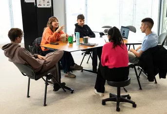 Jeunes du dispositif Pro'Pulse de Loos avec Axelle Ramiro, formatrice FLE de face et Elena Poda, conseillère en insertion professionnelle, de dos