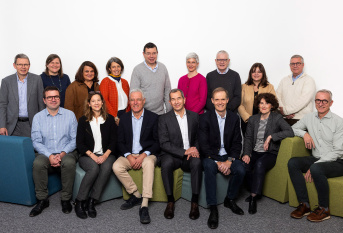 16 personnes, 7 assises et 9 debout