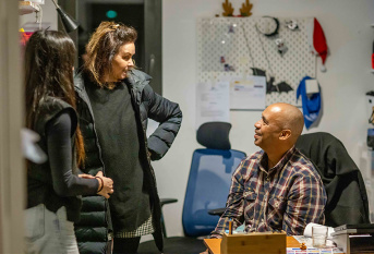 Nabil Keba-Kone, surveillant de nuit à la MECS La Valbourdine - discussion avec deux collègues