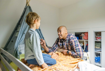 Nabil Keba-Kone, surveillant de nuit à la MECS La Valbourdine - discussion avec un enfant dans sa chambre 