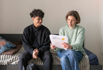 Résidence sociale St Bruno - Hébergement transitoire à Villeurbanne,  Marie Milési, chargée d'insertion fait un point avec  Roger 