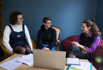 Accueil de jeunes en fin de prise en charge ASE en logement autonome - Marion Plard, CESF et Léa Poireau, éducatrice font un point avec Hugo 