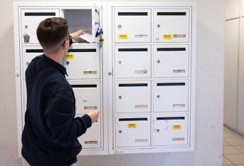 Accueil de jeunes en fin de prise en charge ASE en logement autonome - Etienne prend son courrier