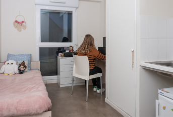  FJT (Foyer de jeunes travailleurs) Jean-Paul II -  une résidente dans sa chambre