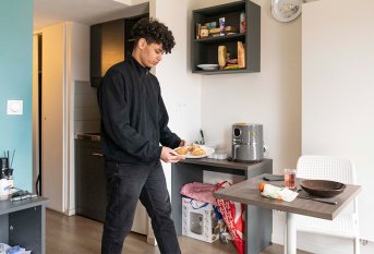 Résidence sociale St Bruno - Hébergement transitoire à Villeurbanne,  Roger déjeune dans son studio