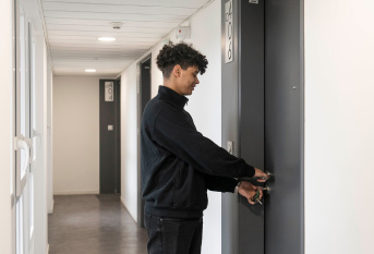 Résidence sociale St Bruno - Hébergement transitoire à Villeurbanne, Roger ouvre la porte de son studio