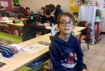 Arthur en classe flexible à l'école Notre-Dame de Lourdes