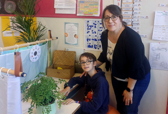 Arthur et sa professeur des écoles Anne Rigaut à l'école Notre-Dame de Lourdes 