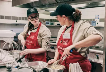 Concours de pâtisserie -  Lilou et son commis Marion Chabrol 