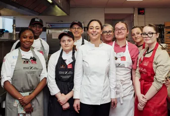 Concours de pâtisserie -  Nina Métayer pose avec les participantes et leurs commis