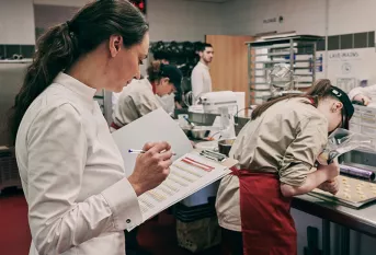 Concours de pâtisserie -  Nina Métayer prend des notes