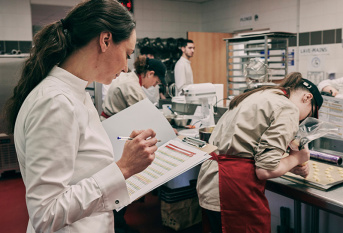 Concours de pâtisserie -  Nina Métayer prend des notes