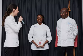 Concours de pâtisserie - Nina Métayer félicite Marietou de l’école hotelière Sainte-Thérèse et son commis Maurice Gnobehi-Dja