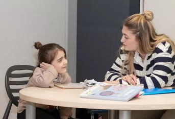 MECS St-Jacques / Service St-Augustin - Léa Delassus, éducatrice aide Espéranza à faire ses devoirs