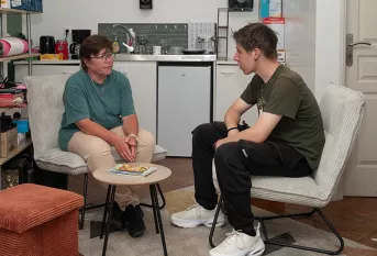 MECS Foyer Jean Bosco au Havre - Bryan, vit dans un studio en autonomie. Discussion avec Marie-Dominique Lerondel, son éducatrice référente