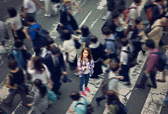 Une jeune femme perdue dans la foule