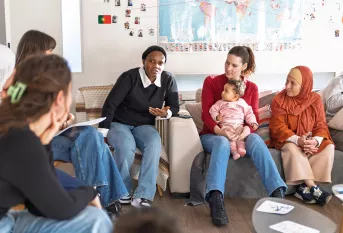 Maison des familles du bassin annécien  - atelier "Y'a pas de parent parfait" (YAPPP) avec les mamans et l'équipe. Euphémie, prend la parole
