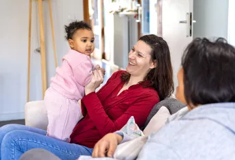 Maison des familles du bassin annécien  - Fiona, une maman et sa fille Abby en discussion avec Marie-Anne, une maman