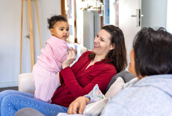 Maison des familles du bassin annécien  - Fiona, une maman et sa fille Abby en discussion avec Marie-Anne, une maman