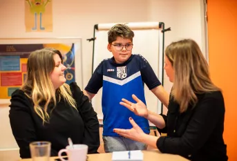 Services éducatifs Louis et Zélie Martin à Colmar - dispositif AEMO - Anna S.   (gauche), mère d’Antony (centre), enfant accueilli en AEMO, et Barbara Brignon (droite), éducatrice spécialisée AEMOH