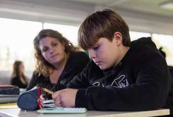LPA Daniel Brottier - une classe de 4ème en cours de mathématiques. Mael, soutenu par le dispositif COREA (COnfiance, REussite et Accompagnement), dispositif de lutte contre le décrochage scolaire est accompagné par Joëlle Tournier, AESH