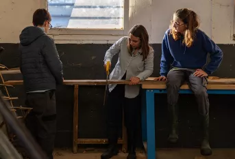 LPA Daniel Brottier - La classe de 4ème A prépare des planches pour la cabane des moutons. Telsy, au milieu, soutenue par le dispositif COREA (COnfiance, REussite et Accompagnement), dispositif de lutte contre le décrochage scolaire