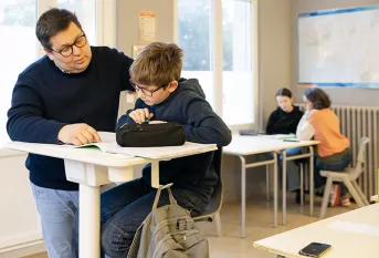 Collège Saint-Louis  La Hublais. Pendant les cours les élèves peuvent aller au "sas", la salle adjacente à la classe, pour apprendre au calme et ensuite revenir en classe. Lucas et Xavier Le Naour, enseignant d'histoire geographie 