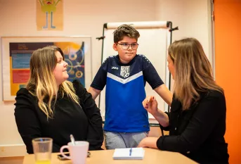 Services éducatifs Louis et Zélie Martin à Colmar - dispositif AEMO - Anna Sikanja   (gauche), mère d’Antony (centre), enfant accueilli en AEMO, et Barbara Brignon (droite), éducatrice spécialisée AEMOH 