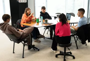 Dispositif Pro'Pulse à Loos (59) - de gauche à droite : Axelle Ramiro, formatrice de FLE, Ayoub, Emre, Elena Poda, conseillère en insertion professionnelle (CIP)