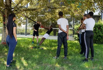 Jardin'Angers (formation à la logistique et aux espaces verts). Module "Prendre soin de soi" : Steven Bardet, intervenant extérieur, coach sportif, anime une séance