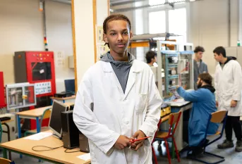 David au lycée professionnel de Saint-Philippe, en 1ère année de BAC PRO MELEC (métiers de l'électricité et de ses environnements connectés