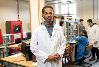 David au lycée professionnel de Saint-Philippe, en 1ère année de BAC PRO MELEC (métiers de l'électricité et de ses environnements connectés