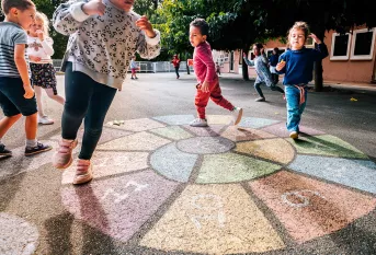 Elèves dans une cour de récréation jouant à la marelle 