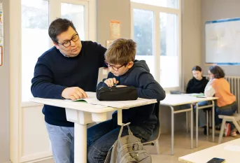 Collège Saint-Louis  La Hublais,  Lucas et Xavier Le Naour, enseignant d'histoire geo en première  plan, derrière Marie-Laure Brard, éducatrice avec la jeune Léana 5e 