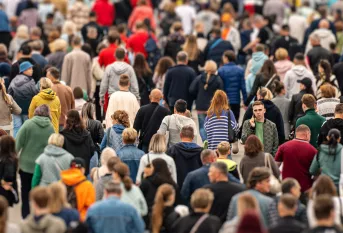 Une foule de personnes marchant dans la rue 