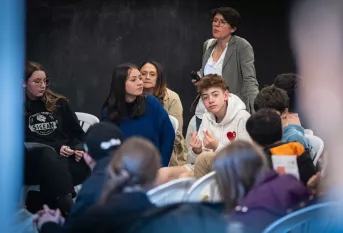 Groupe de jeunes en cercle