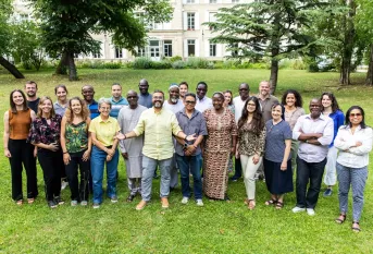 Groupe d'adultes en extérieur