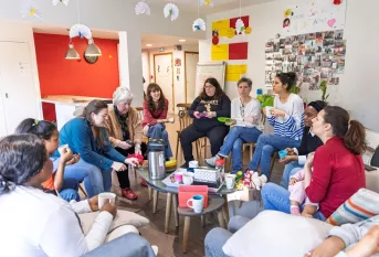 Groupe de jeunes femmes dans un salon