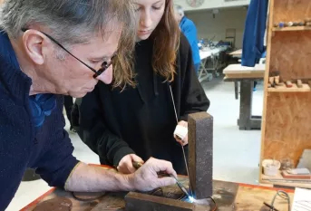 Une jeune fille et un adulte lors d'un atelier créatif